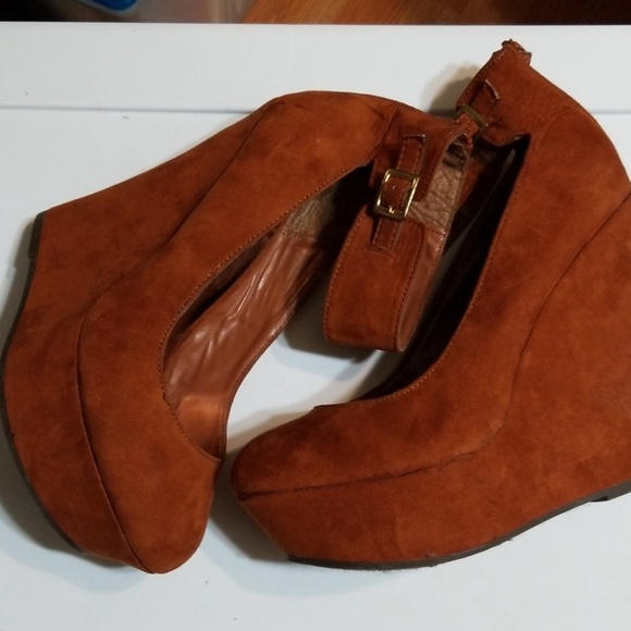 Brechelle's Rust Suede Ankle Strap Zip Wedge 9 M - Picture 2 of 7